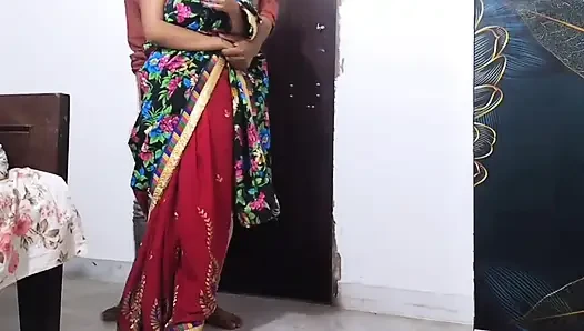 Nachbarin bhabhi kam zu dem haus ihrer nachbarin, um ihren arsch gefickt zu bekommen