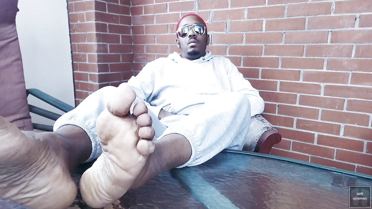 Mi tocco, e mostrano i miei piedi (2025)