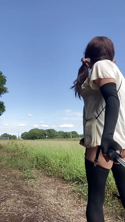 No331 Walking in a Skirtless