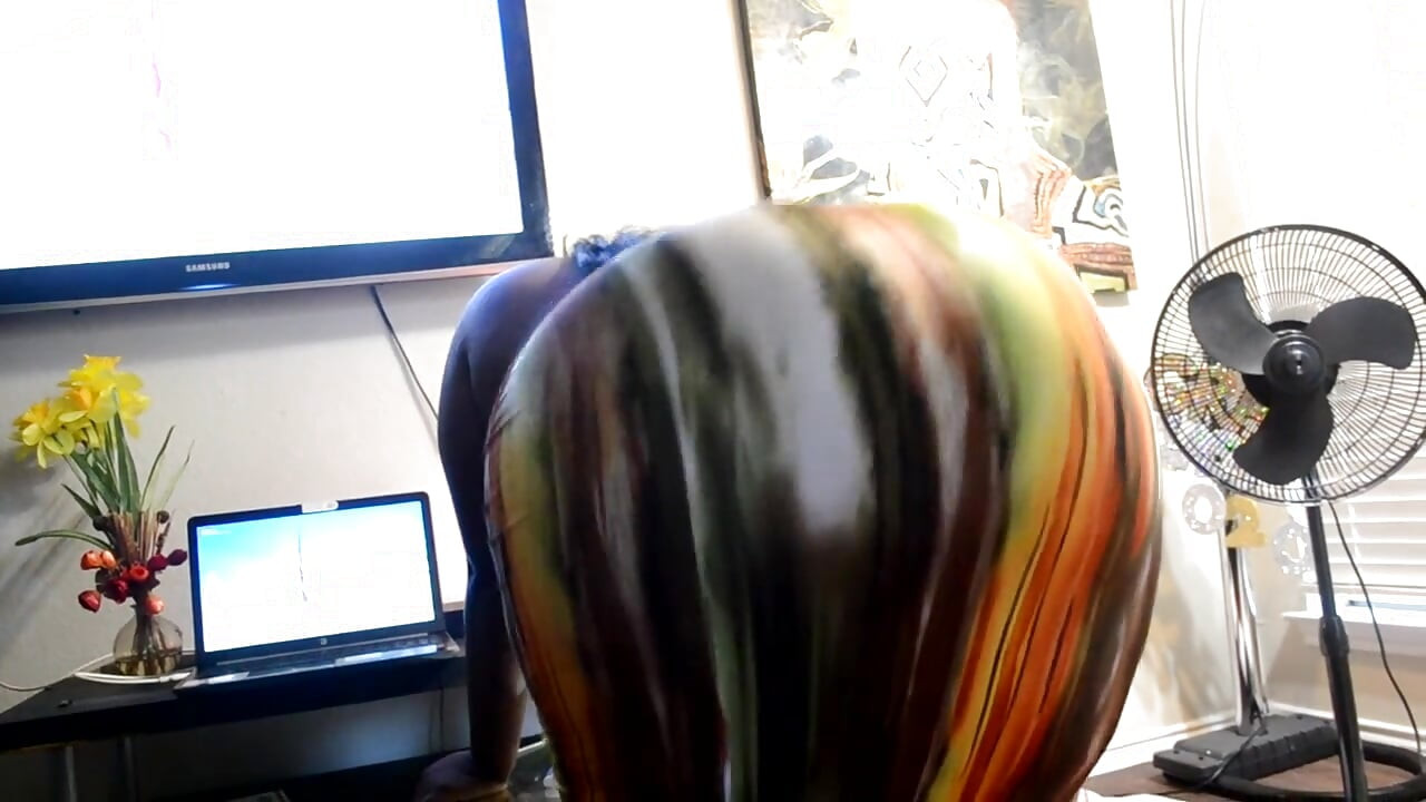 मोटी काली लड़की अपनी कराह नहीं पकड़ सकती क्योंकि वह पीछे से मारती है