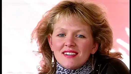 Симпатичная телочка-блондинка наслаждается заполнением ее киски большим дилдо