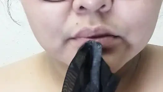 Dees поедает сперму со своих трусиков!