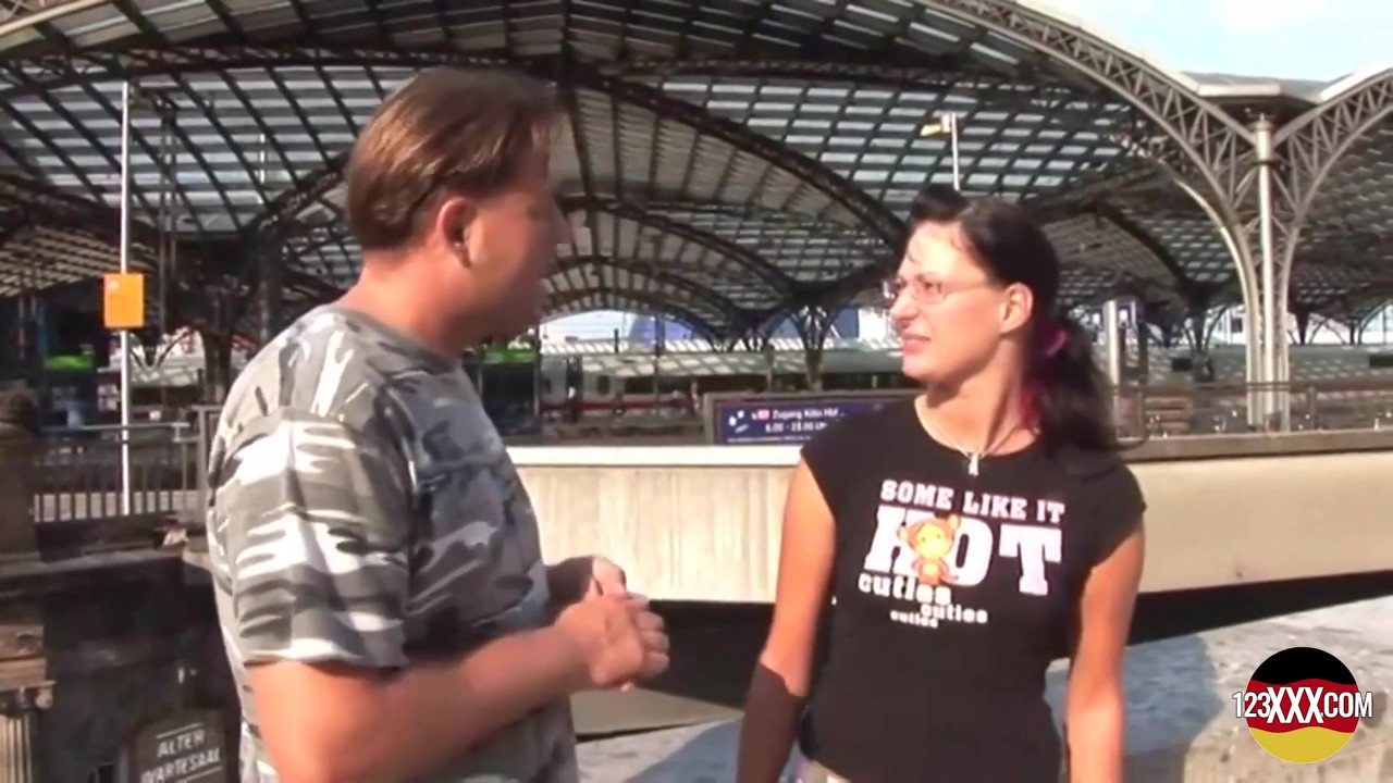 ブルネットの方が温かい精液を眼鏡に染めてしまいます