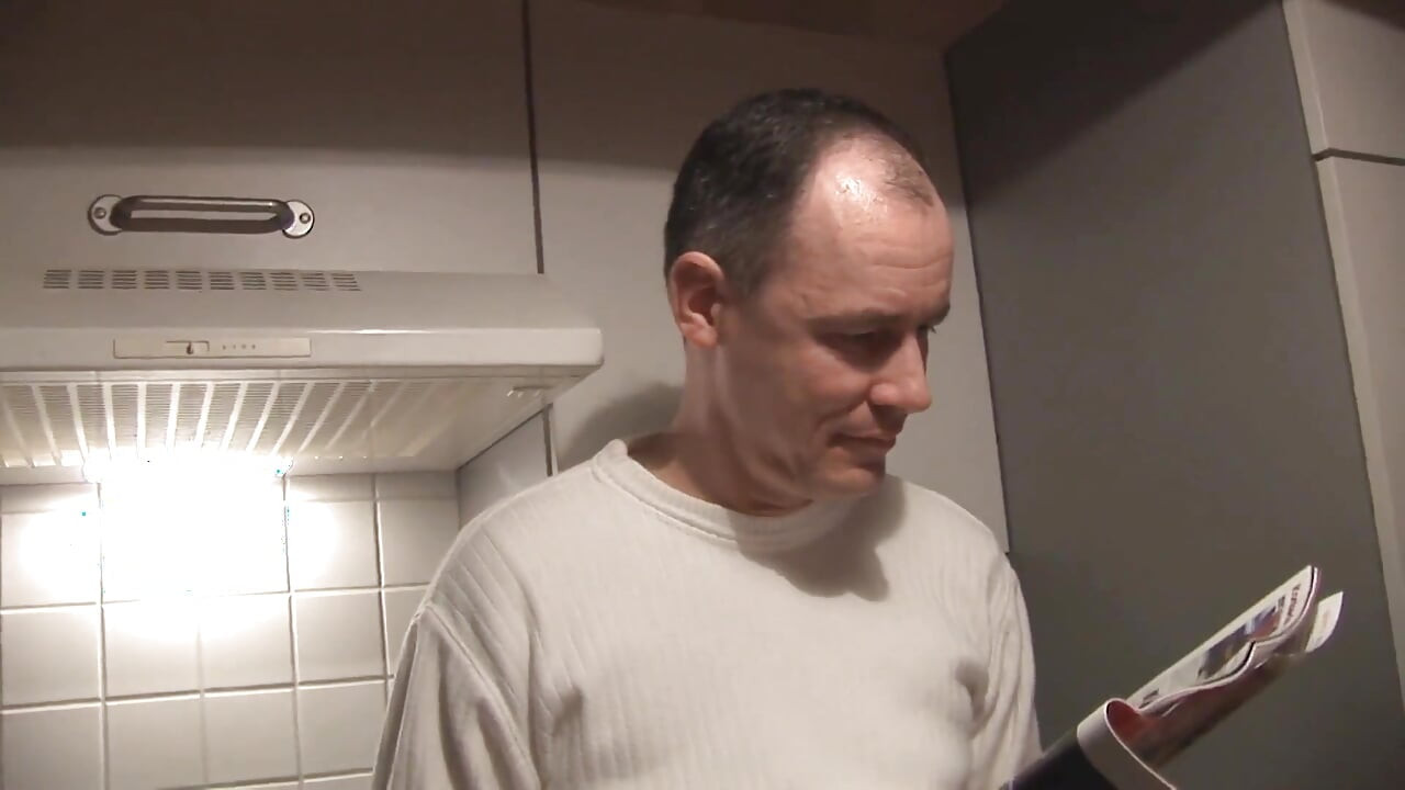 Bionda allarga le gambe mentre viene scopata da un cazzo mostruoso