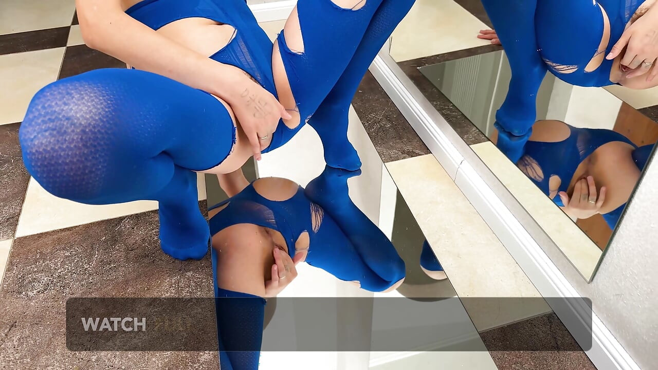 Saya kencing dalam pantyhose di cermin