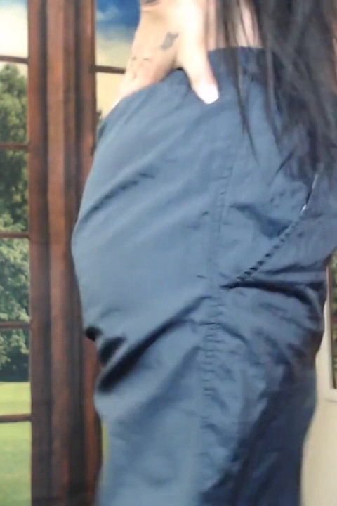 În pantaloni din nailon se întinde vântul