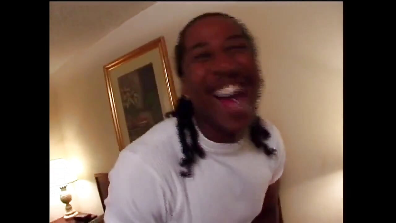 Czarna dziwka dostaje jej cipkę fucked Doggystyle