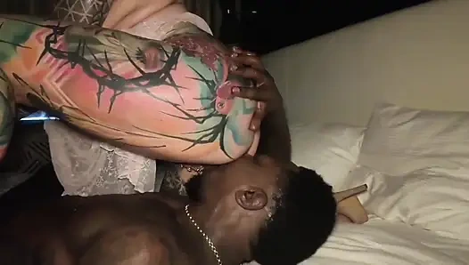 Большой черный член делает меня своей трахающейся шлюшкой и спаривается со мной