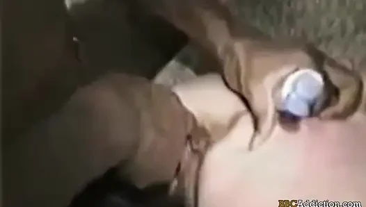 BBC Addiction - 100% Amateur und selbstgedrehte porno-videos. MILFs süchtig nach BBC und interracial knallen.
