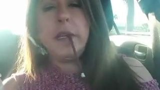 Milf fumando mais 120 no carro