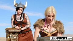 Leya, a viking, leva um troféu de ouro no cu