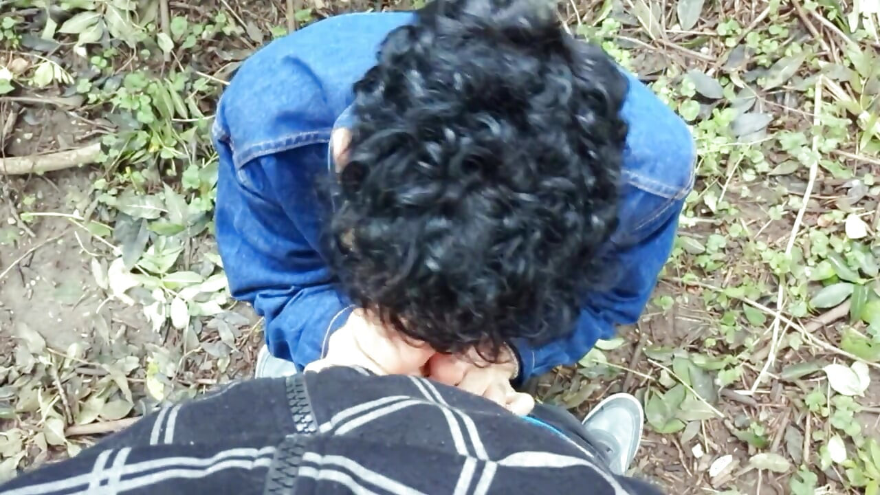 Twink în genunchi suge pula și are parte de spermă pe față și pe gură