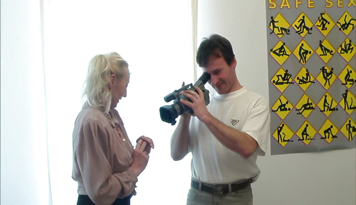 Loira MILF peituda cavalga pau de renda vermelha