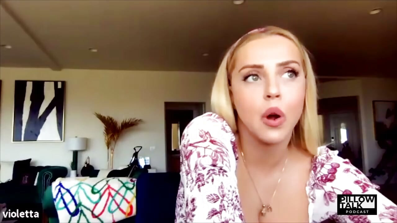 Violet Benson Fala a Real com a Co-host Francesca Farago