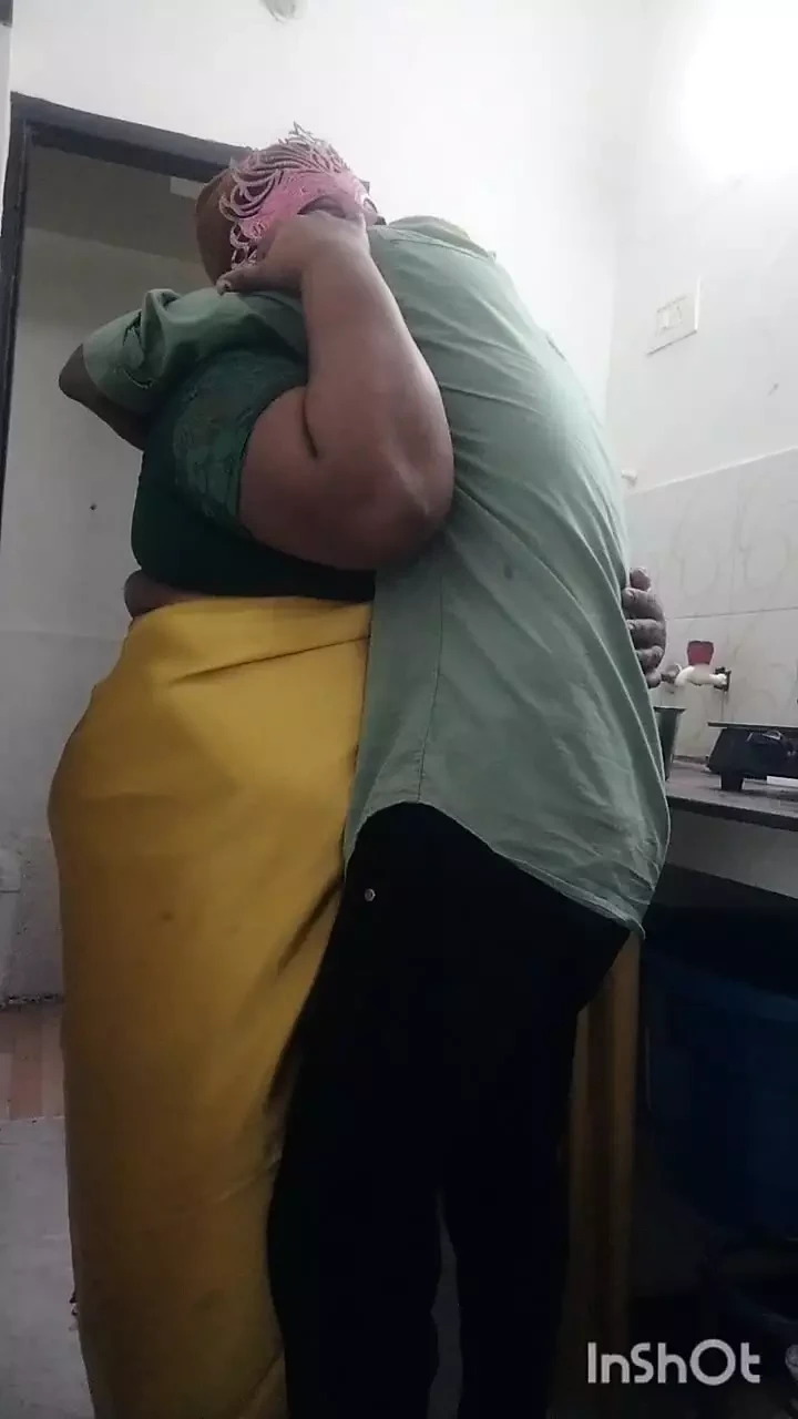 泰米尔胖乎乎的Akka热与汽缸送货男孩