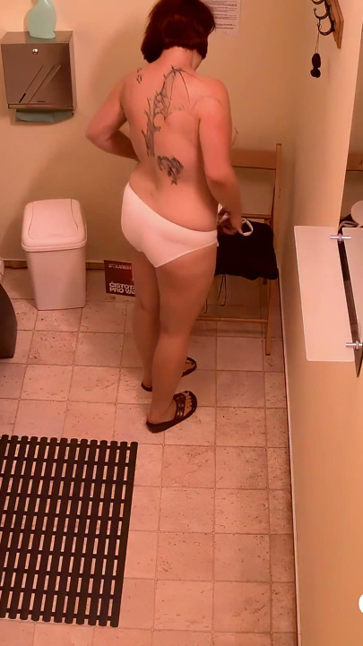 Czech Solarium 326: Curvy Woman Shows off in the Solarium
