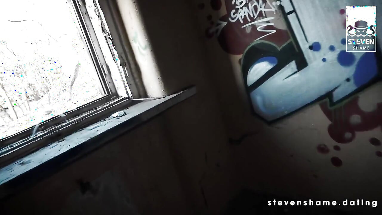 Açık havada sikiş - sarışın genç arteya ağzına boşalana kadar kayıp yerde sikiliyor!