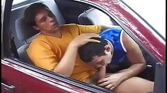 Dois gêmeos com tesão chupam seus paus peludos no carro e fodem seus cus apertados fora