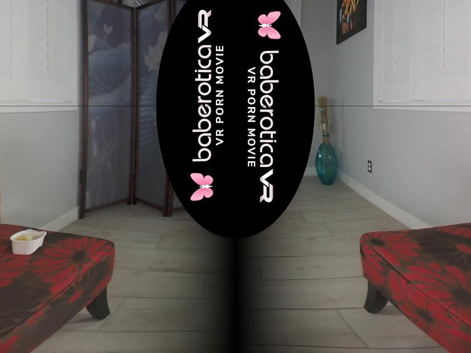 Victoria June tem um momento incrível nos mostrando seus peitos enormes