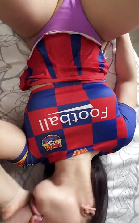 Het cheerleader med en stor röv knullar två kukar
