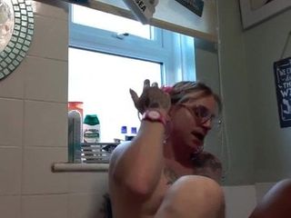 Typ pisst auf chantelleslut37 in ihr Bad, schmutziges Tramp-Mädchen