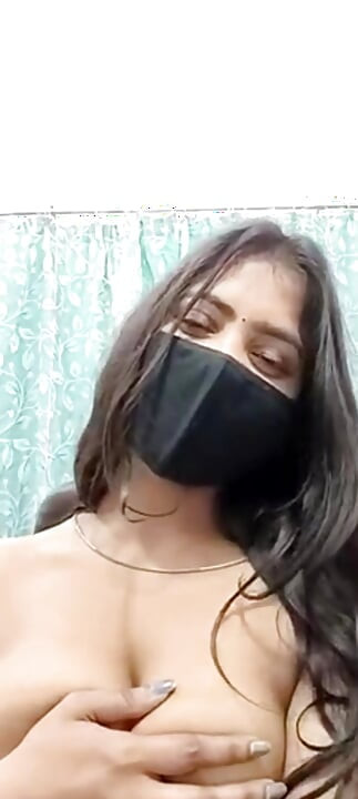 Novia muestra y presiona sus tetas en videollamada