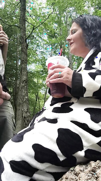 U jesenjem lišću savija ovu debelu preko tog velikog stabla