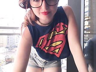 Supergirl gekleed met tieten op het balkon