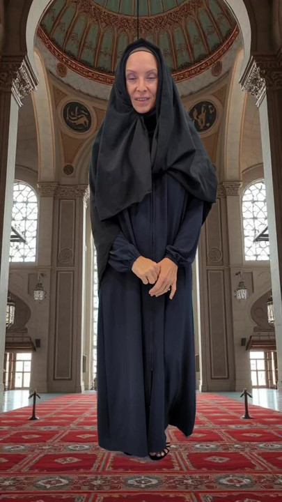 Abaya & Hijab Try On