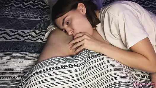 Падчерица делает сладкий минет и глотает всю мою сперму