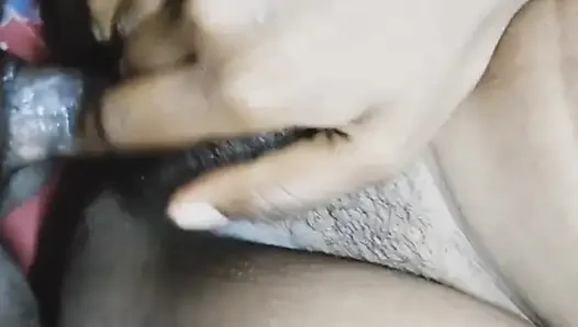 Hintli teyze kocamıza büyük göğüslerimizi gösteriyor ve kıllı amcıkla seks yapıyor