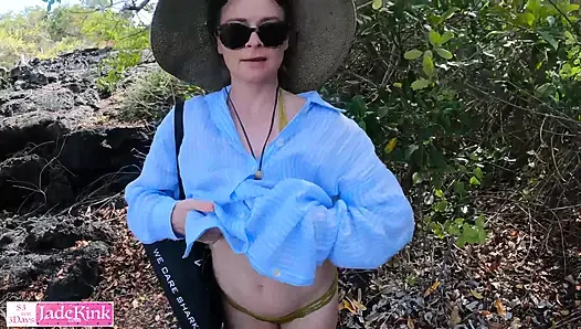 Hübsche freundin lutscht schwanz am strand - blowjob und gesichtsbesamung