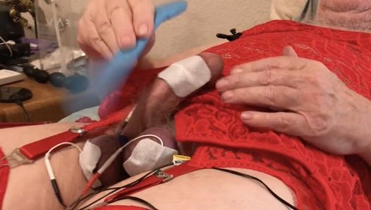 Maminsynek w czerwonych pończochach bije i ocenia orgazm bez użycia rąk
