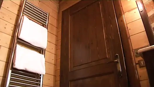 Шаловливую и обнаженную женщину отшпилил молодой паренек в шале