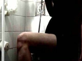 Černá latexová bílá sprcha