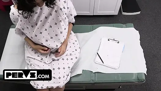 İri göğüslü minyon Natasha Nice ve Crystal Chase sapık doktordan özel muamele alıyor