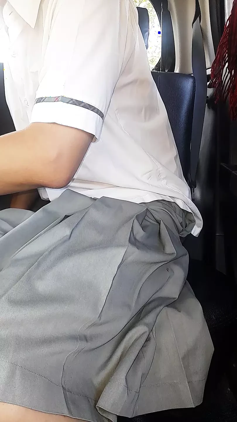 Asyalı travesti gri okul kız üniforması giyiyor