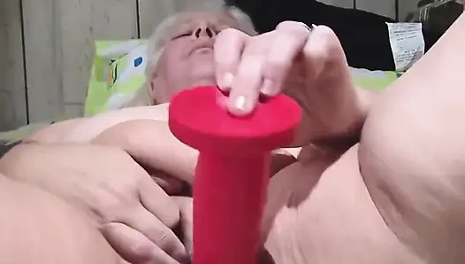Cewek sange ini lagi asik muasin memeknya pakai dildo sampai orgasma