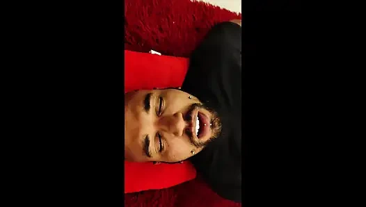 Массажистка на собеседовании была наказана. Тиффани заставляет его играть с маленькими ножками.