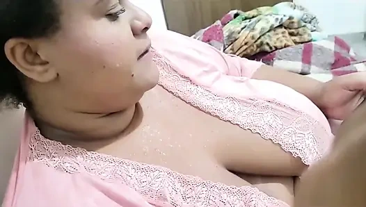 Ibu tiriku yang gemuk, seksi, dan nakal lagi mandi bareng-bareng waktu dia mergokin aku lagi masturbasi dan kami ngentot