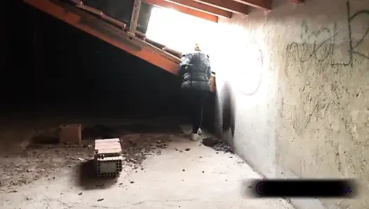 Возбужденная жена Luna принимает интенсивный анал в заброшенном доме - на улице в видео от первого лица, настоящая пара