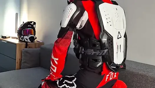 Çok heyecanlı bir motorcu yeni tilki çizmelerini işaretledi