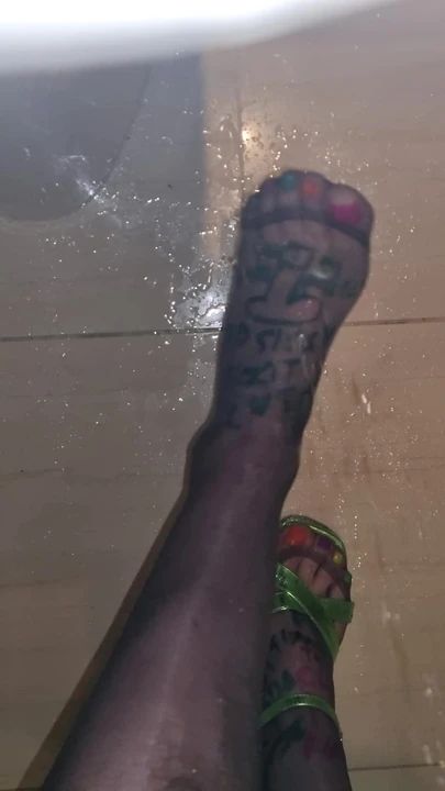 Veloce schizzi di pipì sui miei piedi da troia, fammi sapere se trovate questo caldo