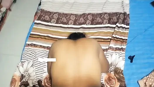 Ateşli çiftler uzun zamandır çılgın odada buluşuyor yatak odası odasında hintli köylü çift