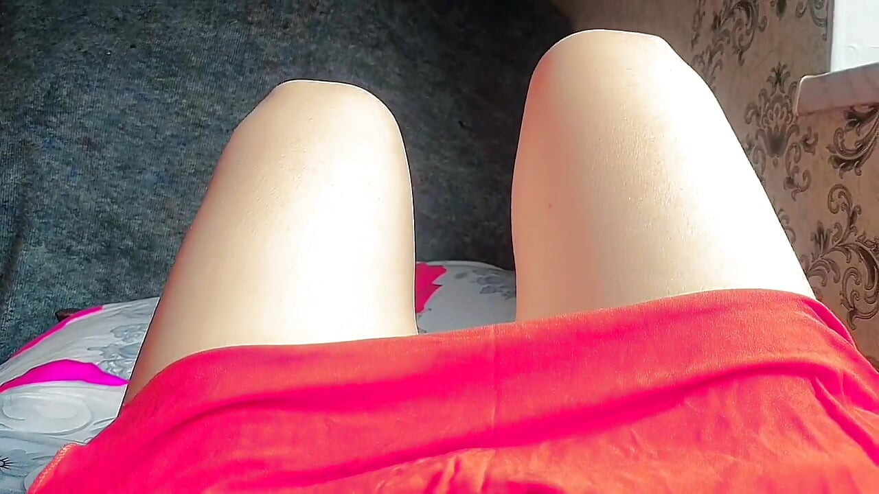 Zapanjujući femboy podiže ruke kako bi popravio neurednu kosu