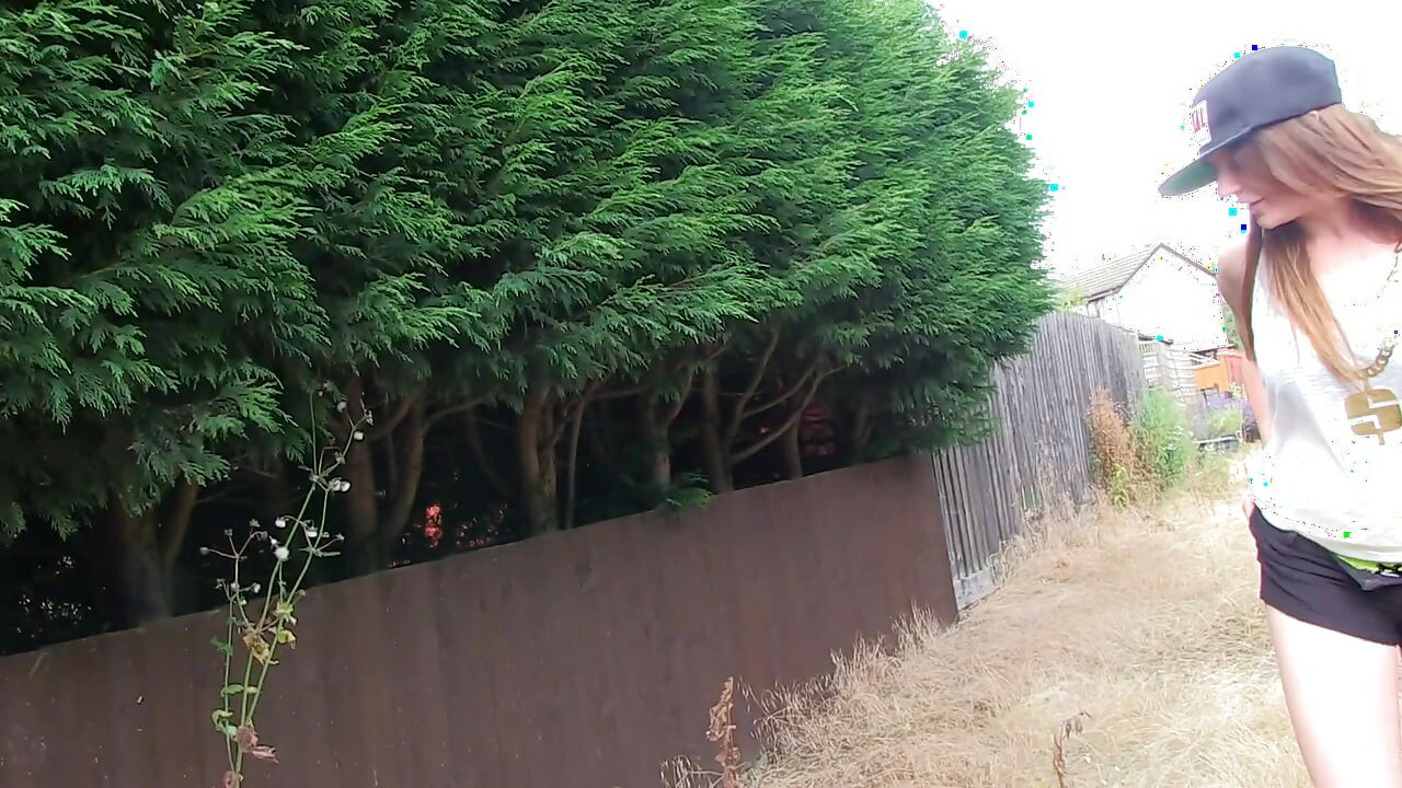 Samatha Bentley pisses outdoor