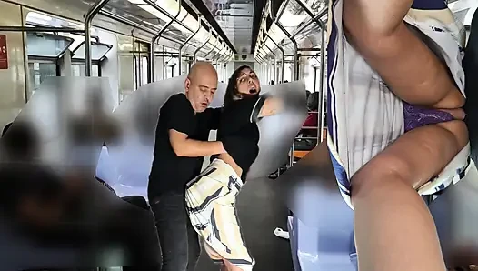 Menggosok dirinya sendiri selama perjalanan kereta bawah tanah di bawah roknya.