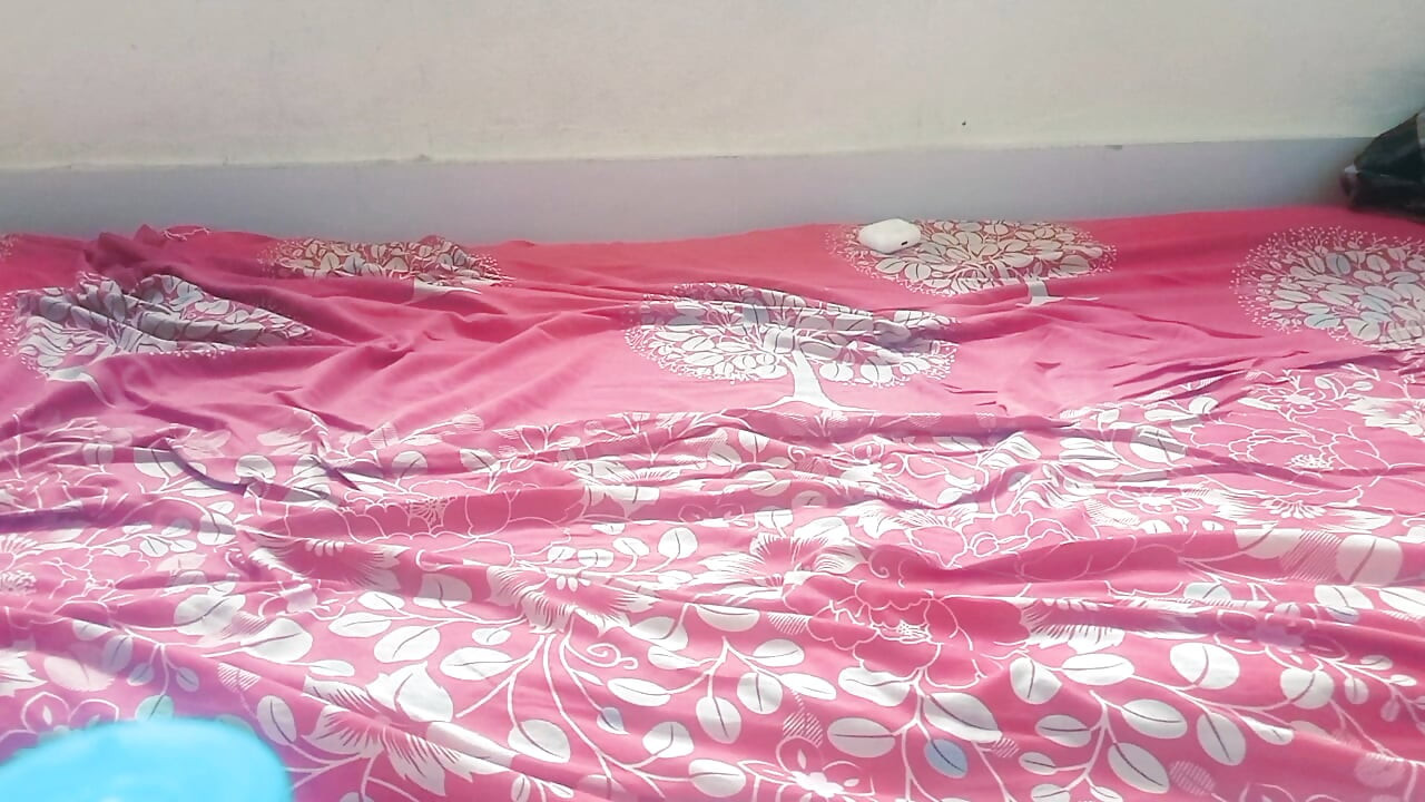 Un joven bangladesí está aprendiendo técnicas de masturbación.