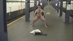 Ouah, sexe dans la station de métro de New York