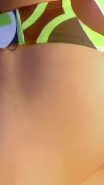 Lijepa s velikim sisama, Christine se skida na plaži